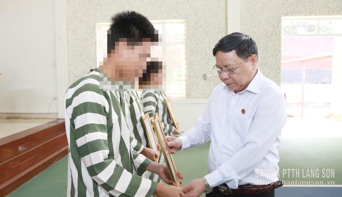 Lãnh đạo Tòa án nhân dân tỉnh trao quyết định cho các phạm nhân được hưởng đặc xá