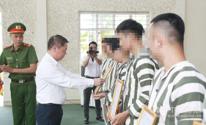 Đồng chí Đoàn Thanh Sơn, Phó Chủ tịch UBND tỉnh trao quyết định cho các phạm nhân được hưởng đặc xá