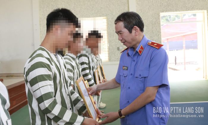 Lãnh đạo Viện kiểm sát nhân dân tỉnh trao quyết định cho các phạm nhân được hưởng đặc xá