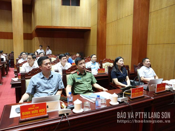 Các đại biểu theo dõi phóng sự kết quả sau 1 năm vận hành bộ máy của hệ thống chính trị và chính quyền địa phương 2 cấp trên địa bàn tỉnh