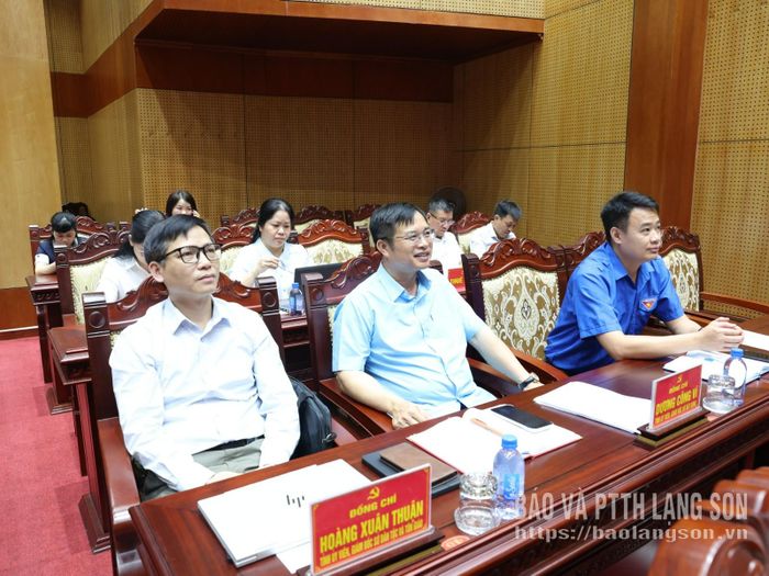 Các đại biểu theo dõi phóng sự kết quả sau 1 năm vận hành bộ máy của hệ thống chính trị và chính quyền địa phương 2 cấp trên địa bàn tỉnh