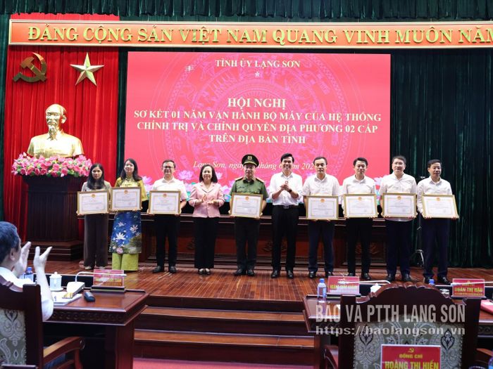 Đồng chí Hoàng Quốc Khánh, Ủy viên Trung ương Đảng, Bí thư Tỉnh ủy và đồng chí Đoàn Thị Hậu, Phó Bí thư Thường trực Tỉnh ủy, Chủ tịch HĐND tỉnh trao bằng khen cho các tập thể được biểu dương, khen thưởng