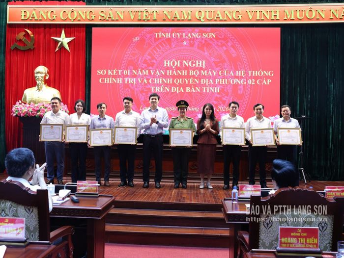 Đồng chí Đoàn Thu Hà, Phó Bí thư Tỉnh ủy, Trưởng đoàn Đại biểu Quốc hội tỉnh, Chủ tịch Ủy ban MTTQ Việt Nam tỉnh và đồng chí Vũ Hoàng Anh, Phó Bí thư Tỉnh ủy trao bằng khen cho các cá nhân được biểu dương, khen thưởng