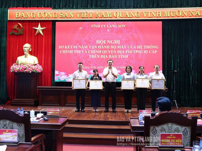 Đồng chí Nguyễn Cảnh Toàn, Phó Bí thư Tỉnh ủy, Chủ tịch UBND tỉnh trao bằng khen cho cá nhân được biểu dương, khen thưởng tại hội nghị