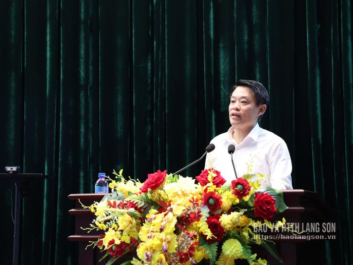 Lãnh đạo Sở Khoa học và Công nghệ phát biểu tham luận tại hội nghị