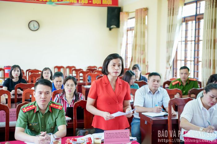Lãnh đạo UBND xã Đồng Đăng báo cáo công tác chuẩn bị tại điểm thi Trường THPT Đồng Đăng
