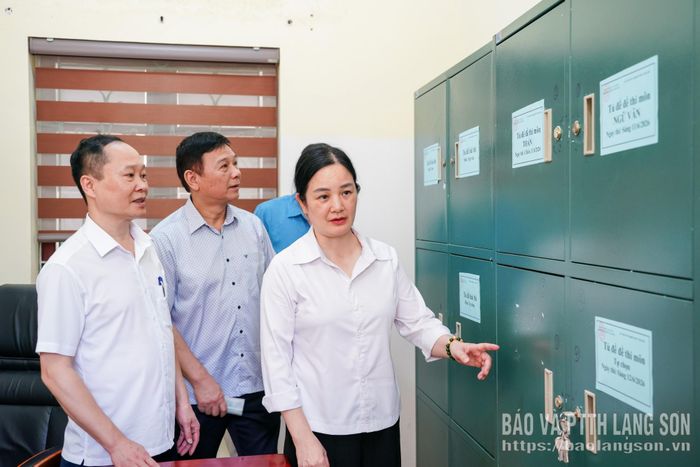 Các thành viên đoàn kiểm tra số 4 kiểm tra tủ đề thi tại điểm thi Trường THPT Văn Lãng