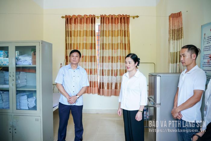 Các thành viên đoàn kiểm tra số 4 kiểm tra phòng y tế tại điểm thi Trường THPT Đồng Đăng