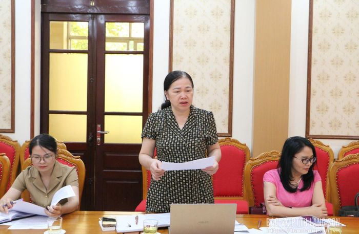 Lãnh đạo Trường Chính trị Hoàng Văn Thụ, thành viên Ban Giám khảo phát biểu tại cuộc họp