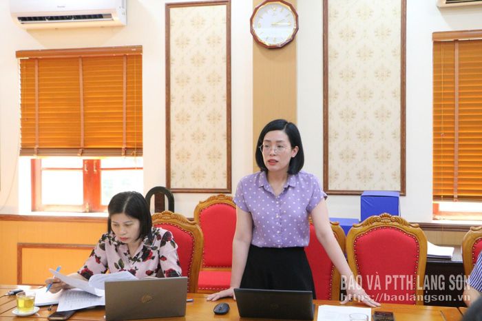 Đại diện Tổ Thư ký trình bày nội dung tại cuộc họp