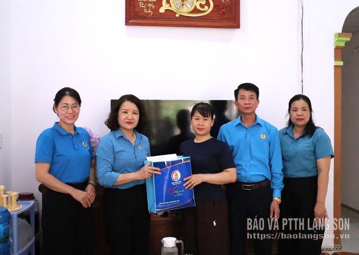 Đoàn viên Nguyễn Hải Yến nhận quà từ Chương trình “Những món quà từ Đại hội XIV Công đoàn Việt Nam”