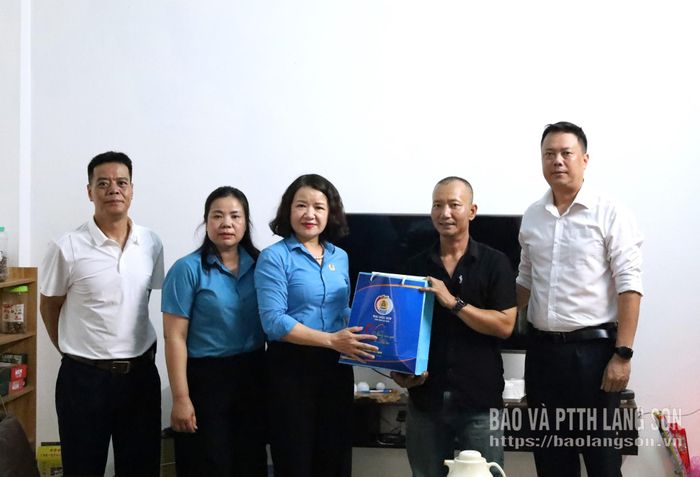Đoàn viên Nguyễn Quang Huy nhận quà từ Chương trình “Những món quà từ Đại hội XIV Công đoàn Việt Nam”