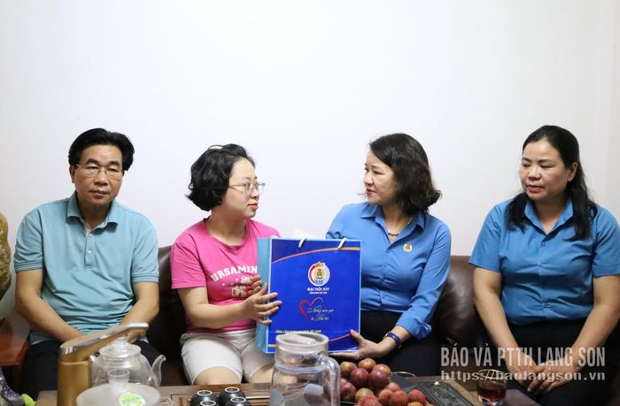 Đoàn viên Nguyễn Thị Lan Hương nhận quà từ Chương trình “Những món quà từ Đại hội XIV Công đoàn Việt Nam”
