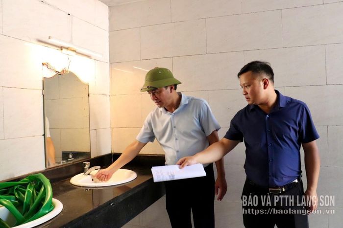 Trưởng đoàn giám sát khảo sát thực tế hệ thống cấp thoát nước tại khu vực nhà vệ sinh công cộng công viên Hồ Phai Loạn