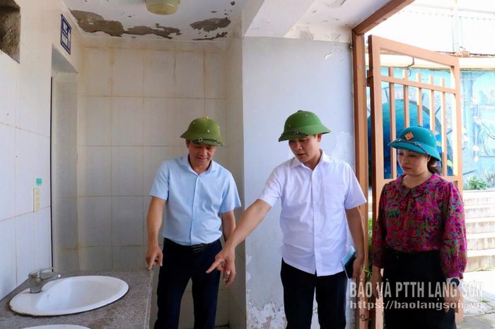 Các thành viên đoàn giám sát khảo sát thực tế hạng mục nhà vệ sinh công cộng tại công viên Chi Lăng