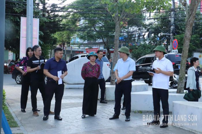 Đại diện UBND phường Tam Thanh báo cáo đoàn giám sát kế hoạch cải tạo, sửa chữa một số hạng mục xuống cấp tại công viên Hồ Phai Loạn