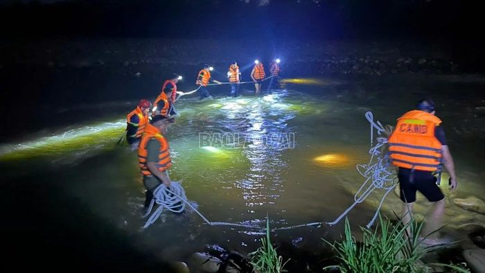 Lực lượng chức năng nỗ lực tìm kiếm 2 cháu bé bị đuối nước.