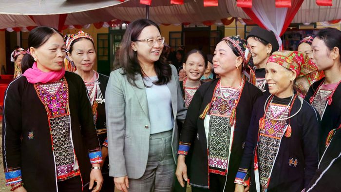 Bà Giàng Thị Dung, Phó Bí thư Tỉnh ủy, Trưởng Đoàn đại biểu Quốc hội tỉnh Lào Cai trao đổi với cử tri xã Mỏ Vàng.