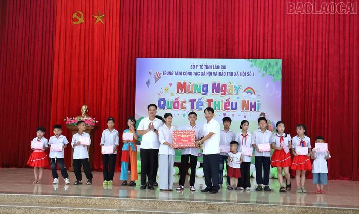 Lãnh đạo phường Văn Phú tặng quà các em học sinh tại trung tâm.