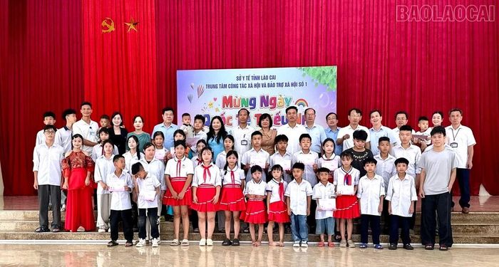 Các đại biểu chụp ảnh lưu niệm cùng các em học sinh.
