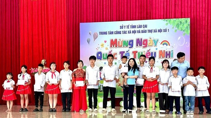 Đồng chí Vũ Thị Hiền Hạnh - Phó Chủ tịch UBND tỉnh và lãnh đạo Sở Y tế tặng quà Trung tâm Công tác xã hội và Bảo trợ xã hội số 1 và các em học sinh có hoàn cảnh khó khăn tại trung tâm.