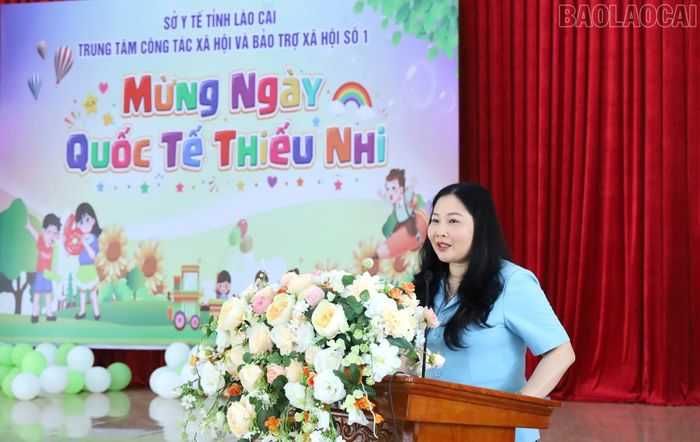 Đồng chí Vũ Thị Hiền Hạnh - Phó Chủ tịch UBND tỉnh, Trưởng ban Chỉ đạo công tác Bảo vệ trẻ em tỉnh phát biểu tại chương trình mừng ngày Quốc tế Thiếu nhi 01/6.