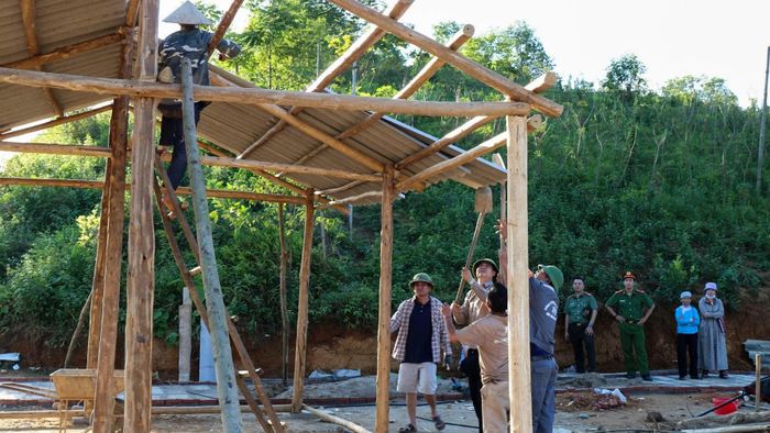 Các lực lượng hỗ trợ hộ dân tháo dỡ công trình vi phạm.