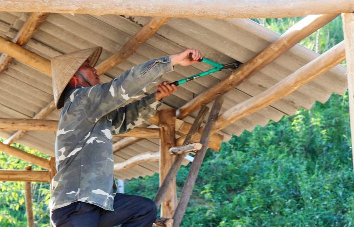 Hộ dân tự nguyện tháo dỡ công trình.