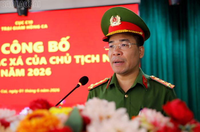 Lãnh đạo Trại giam Hồng Ca phát biểu, dặn dò các phạm nhân.