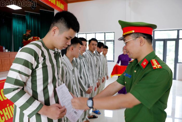 Các phạm nhân nhận quyết định đặc xá.