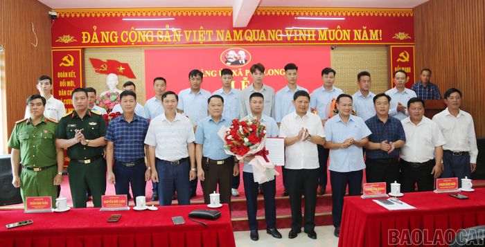 Trao quyết định thành lập Chi bộ Công ty cổ phần năng lượng Mường Khương.