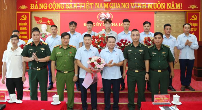 Các đơn vị tặng hoa chúc mừng Chi bộ Công ty cổ phần năng lượng Mường Khương.