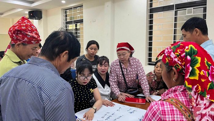 Thảo luận nhóm về các loài cây dược liệu đang được người dân địa phương thường xuyên khai thác.