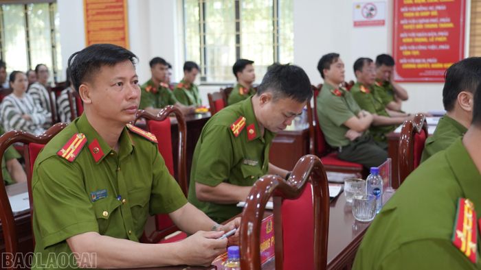 Đại diện các cơ quan tư pháp, lực lượng chức năng và phạm nhân dự lễ công bố.