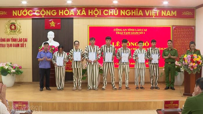Đại diện các đơn vị liên quan trao Giấy chứng nhận đặc xá cho các phạm nhân đủ điều kiện.