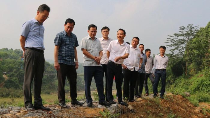 Đồng chí Nguyễn Thành Sinh - Phó Chủ tịch UBND tỉnh cùng đoàn công tác kiểm tra tiến độ một số dự án trên địa bàn xã Đông Cuông.