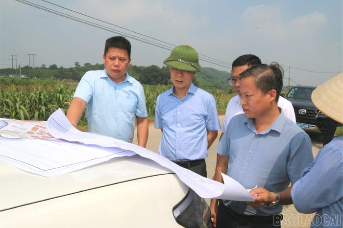 Đồng chí Nguyễn Thành Sinh - Phó Chủ tịch UBND tỉnh kiểm tra quy hoạch phát triển khu dân cư tại xã Mậu A.