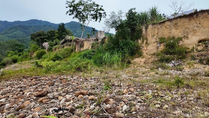 Dòng sông ngày càng sạt lở, ăn sâu vào khu dân cư.