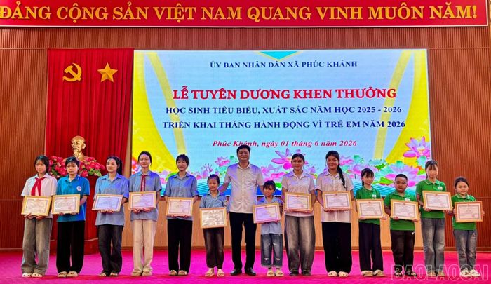 Lãnh đạo xã khen thưởng các học sinh có thành tích xuất sắc trong học tập.