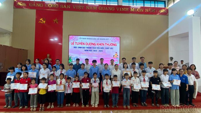 UBND xã Nghĩa Đô khen thưởng cho học sinh có thành tích xuất sắc trong kỳ thi, hội thi cấp tỉnh năm học 2025 - 2026.