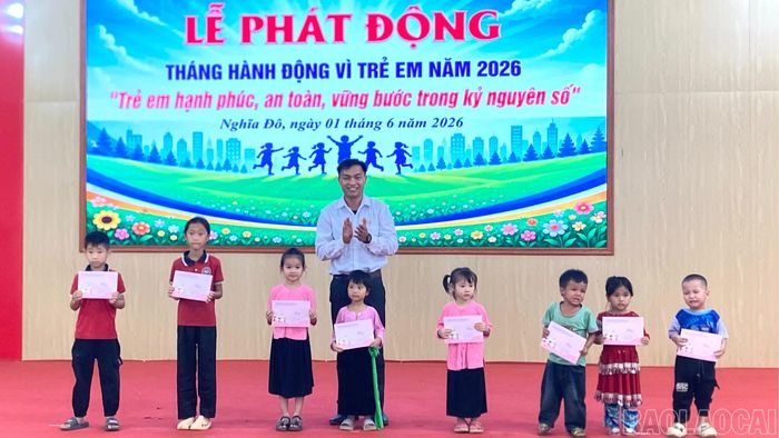 Trao quà của Quỹ Bảo trợ trẻ em tỉnh Lào Cai cho các em có hoàn cảnh khó khăn trên địa bàn xã.