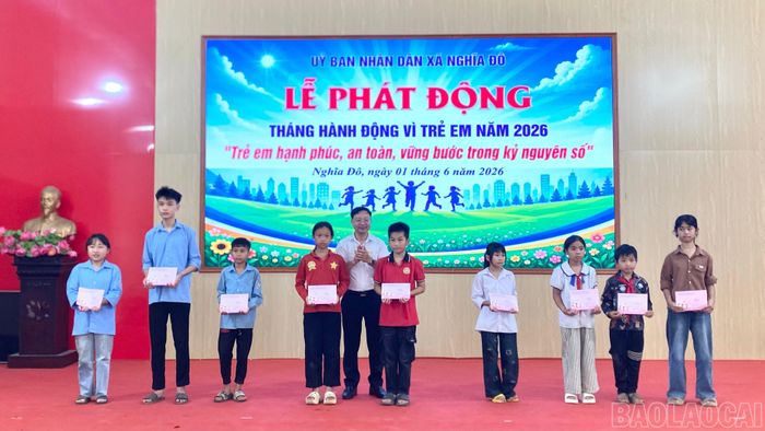 Quỹ Bảo trợ trẻ em xã Nghĩa Đô trao 10 suất quà cho các em có hoàn cảnh khó khăn trên địa bàn xã.