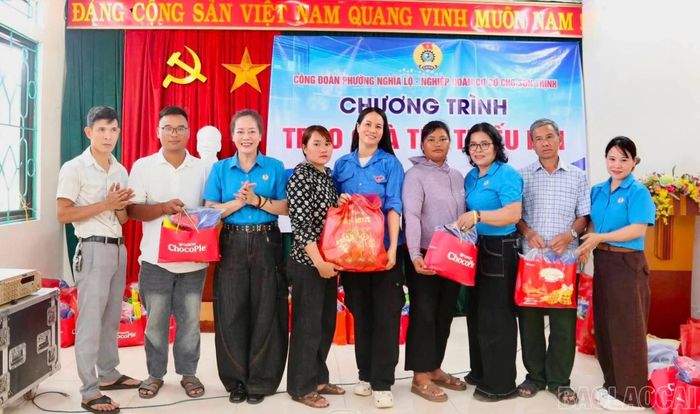 Đại diện các tổ dân phố lên nhận quà cho thiếu nhi.