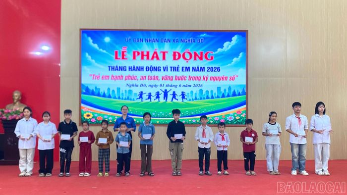 Hội đồng Đội xã khen thưởng cho các em học sinh có hoàn cảnh khó khăn vươn lên trong học tập.