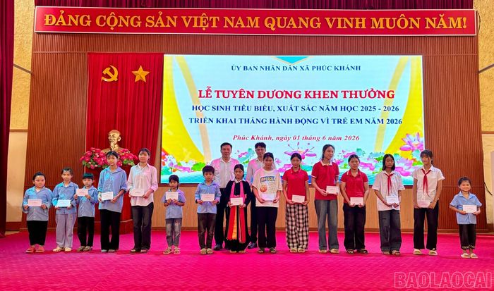 Công ty TNHHTH Minh Đức trao 50 suất quà cho học sinh hoàn cảnh khó khăn đạt thành tích xuất sắc trong học tập.