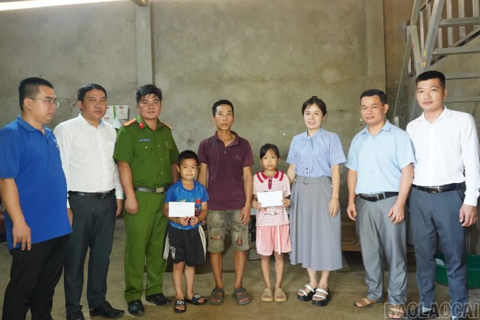 Lãnh đạo Đảng ủy, HĐND, UBND xã Khánh Yên thăm, tặng quà trẻ em có hoàn cảnh đặc biệt trên địa bàn.