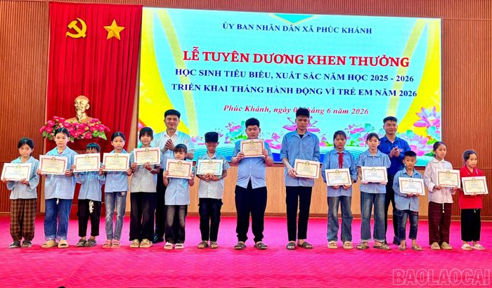 Trao quà của Quỹ Bảo vệ trẻ em tỉnh cho 15 học sinh có hoàn cảnh khó khăn.
