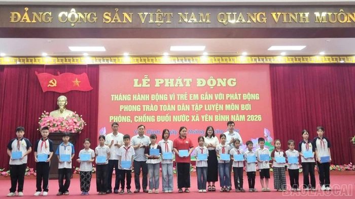 Lãnh đạo xã Yên Bình tặng quà cho học sinh có hoàn cảnh khó khăn.