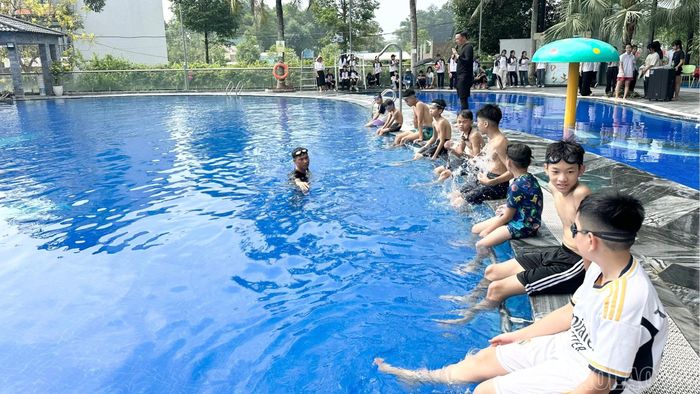 Học sinh được hướng dẫn kỹ năng bơi, phòng, chống đuối nước, thực hành sơ cấp cứu ban đầu đối với nạn nhân bị đuối nước.