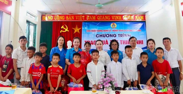 100 suất quà được trao tặng trẻ em phường Nghĩa Lộ.